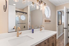 Ensemble douche/baignoire, sèche-cheveux, serviettes fournies