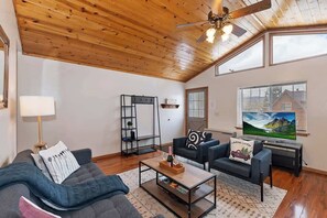 تلفزيون، مدفأة، مكتب