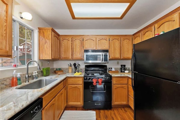 Køleskab, mikrobølgeovn, ovn, kogeplade