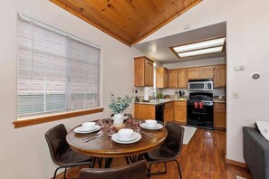 Dining - The Outer Rim (Big Bear Lake)