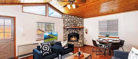 Televisio, takka, työhuone