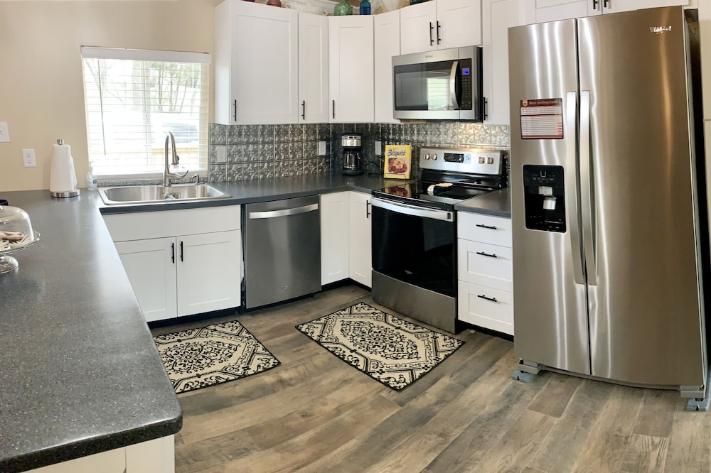 Freshly remodeled Retreat close to hiking, boating, and shopping