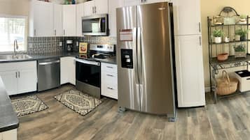 Geladeira, micro-ondas, fogão, cooktop