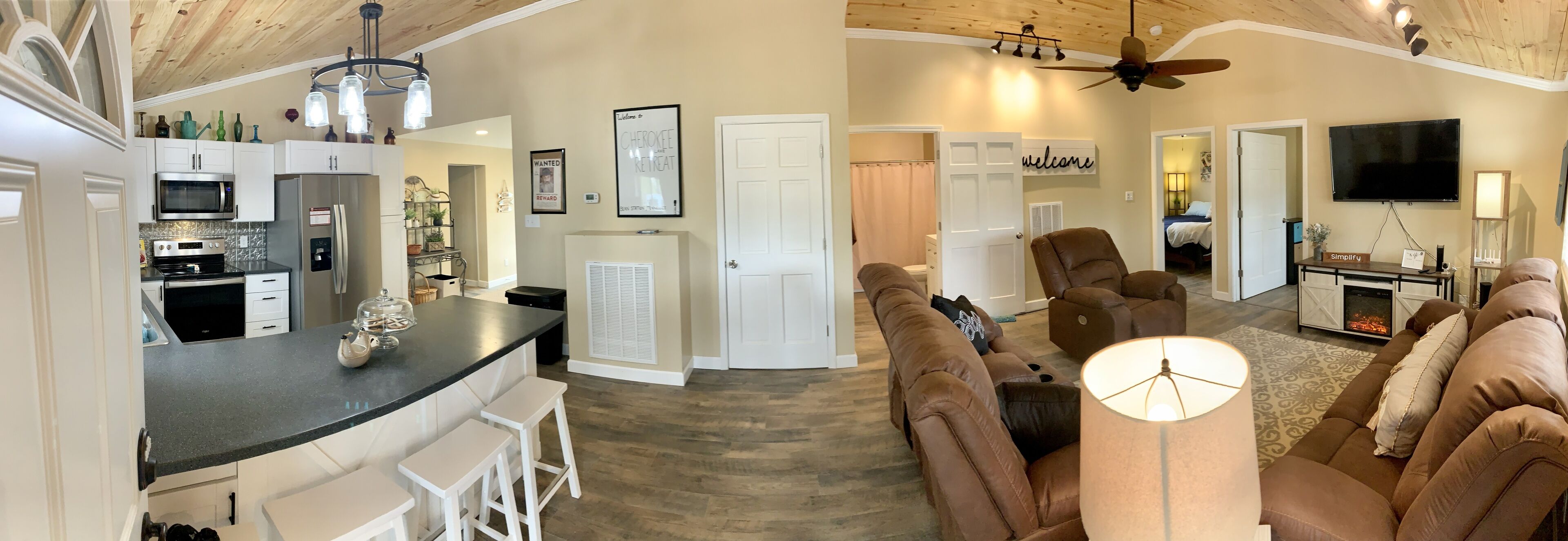 Freshly remodeled Retreat close to hiking, boating, and shopping