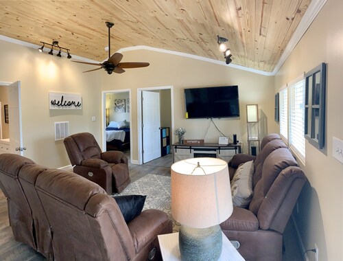 Freshly remodeled Retreat close to hiking, boating, and shopping