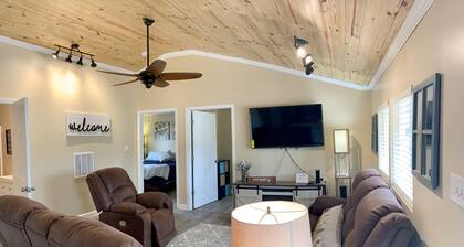 Freshly remodeled Retreat close to hiking, boating, and shopping