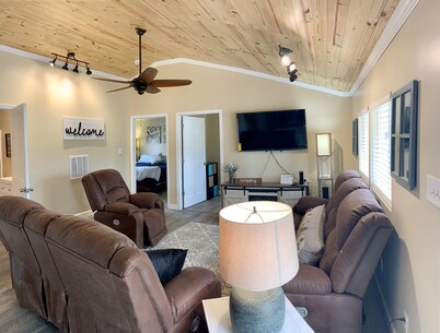 Freshly remodeled Retreat close to hiking, boating, and shopping