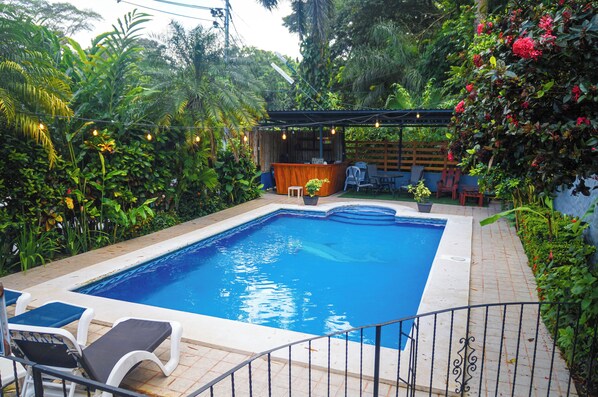 حمّام سباحة خارجي، مظلات على حمّام السباحة، مقاعد للتشمس