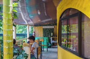 Tägliches kontinentales Frühstück (8 USD pro Person)