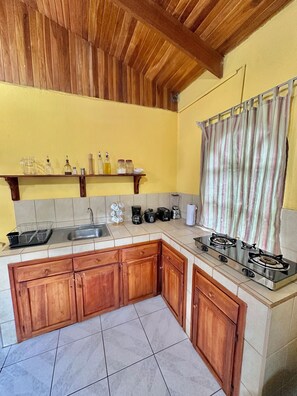 Family Apartment (#9) | Private kitchen - Hotel Colibri (Quepos)