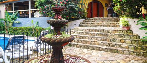 Piscine extérieure, parasols de plage, chaises longues