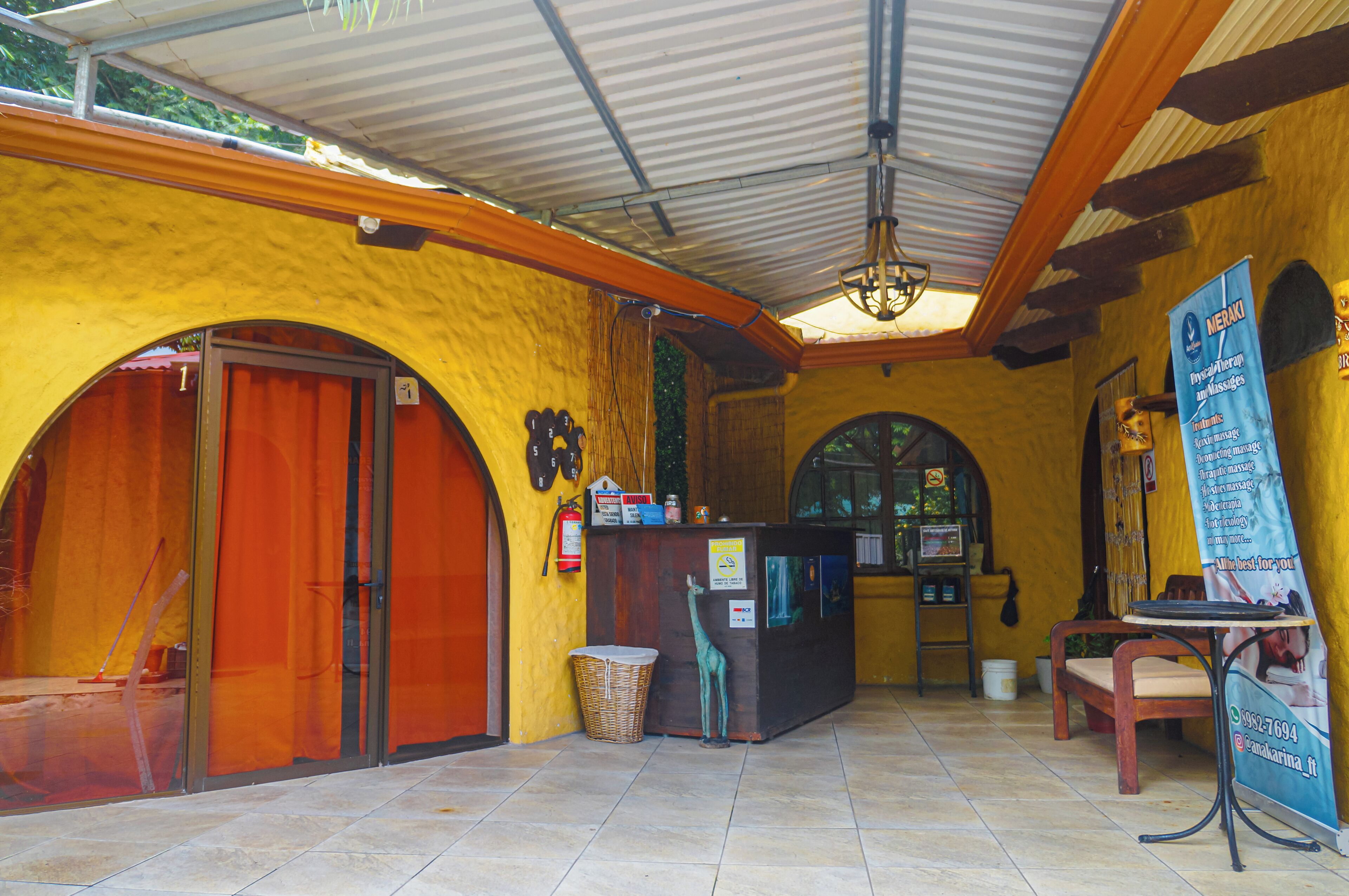 Piscina externa, funciona das 8h às 20h, guarda-sóis, espreguiçadeiras
