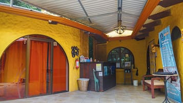 Piscina externa, funciona das 8h às 20h, guarda-sóis, espreguiçadeiras