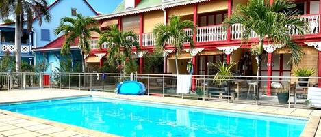 Una piscina al aire libre