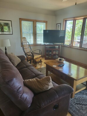Smart TV, books - Premiere Host Adds Guest House Lk. Tetonka! It's Beautiful! 20 min from 35W. (waterville)