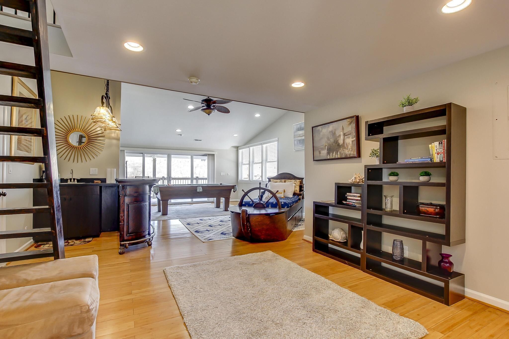 Hideaway on the River: Amazing Views, Pirate Ship, Fire Pit, Fast Wi-Fi, Bourbon