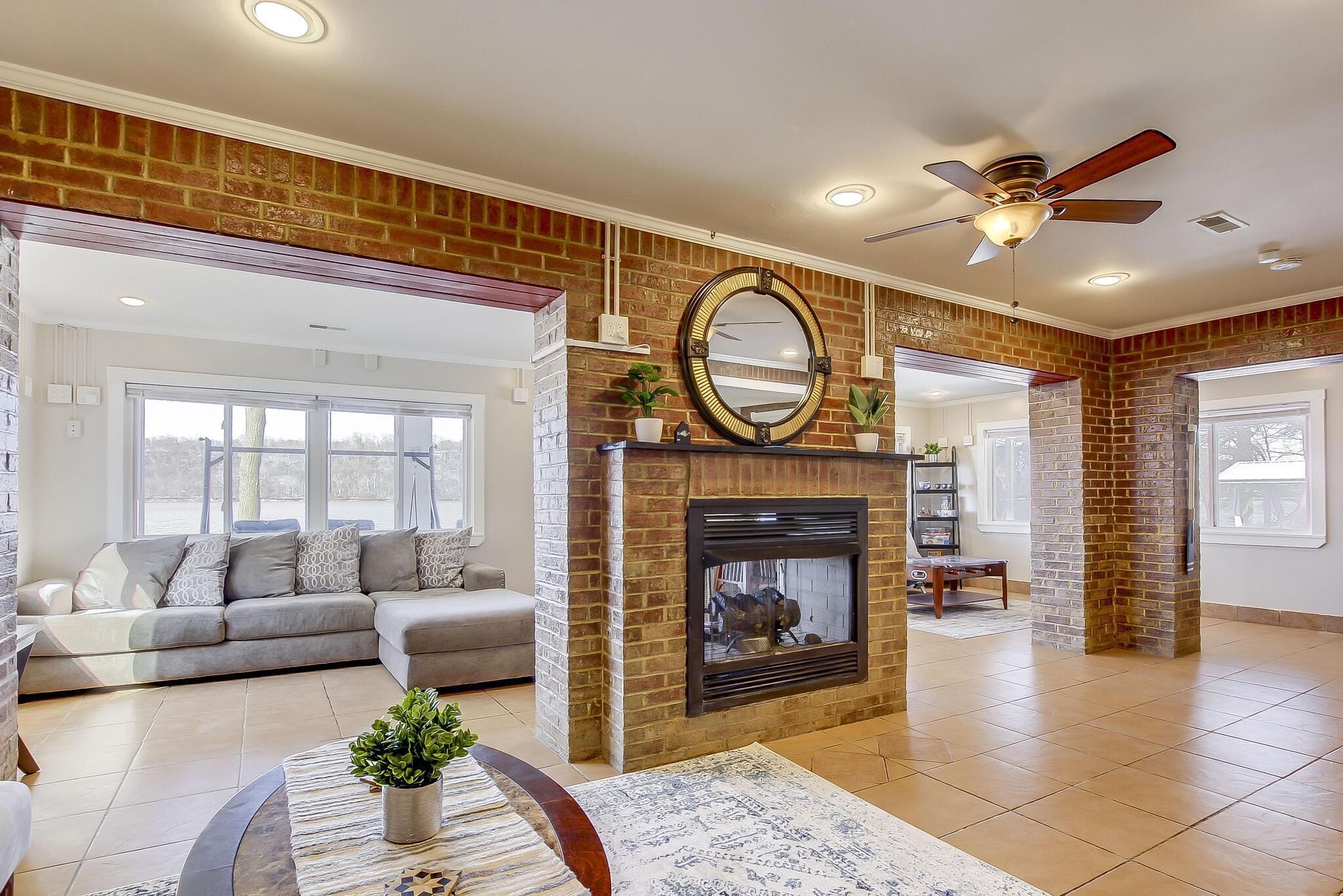 Hideaway on the River: Amazing Views, Pirate Ship, Fire Pit, Fast Wi-Fi, Bourbon