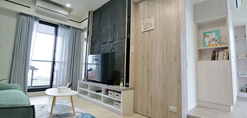 走路3分鐘到海邊玩沙踏浪、海天一色大坑腳踏車步道、觀賞龜山島日出，或者享受著眺望蘭陽平原的悠閒，待在宜蘭吧! 躺著看山看海。