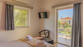 Chambre supérieure, 1 chambre, vue sur la piscine | Coffre-fort, espace de travail pour ordinateurs portables
