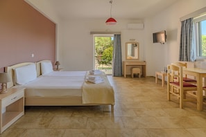 Classic Double or Twin Room | Peti besi dalam bilik, ruang kerja komputer riba 