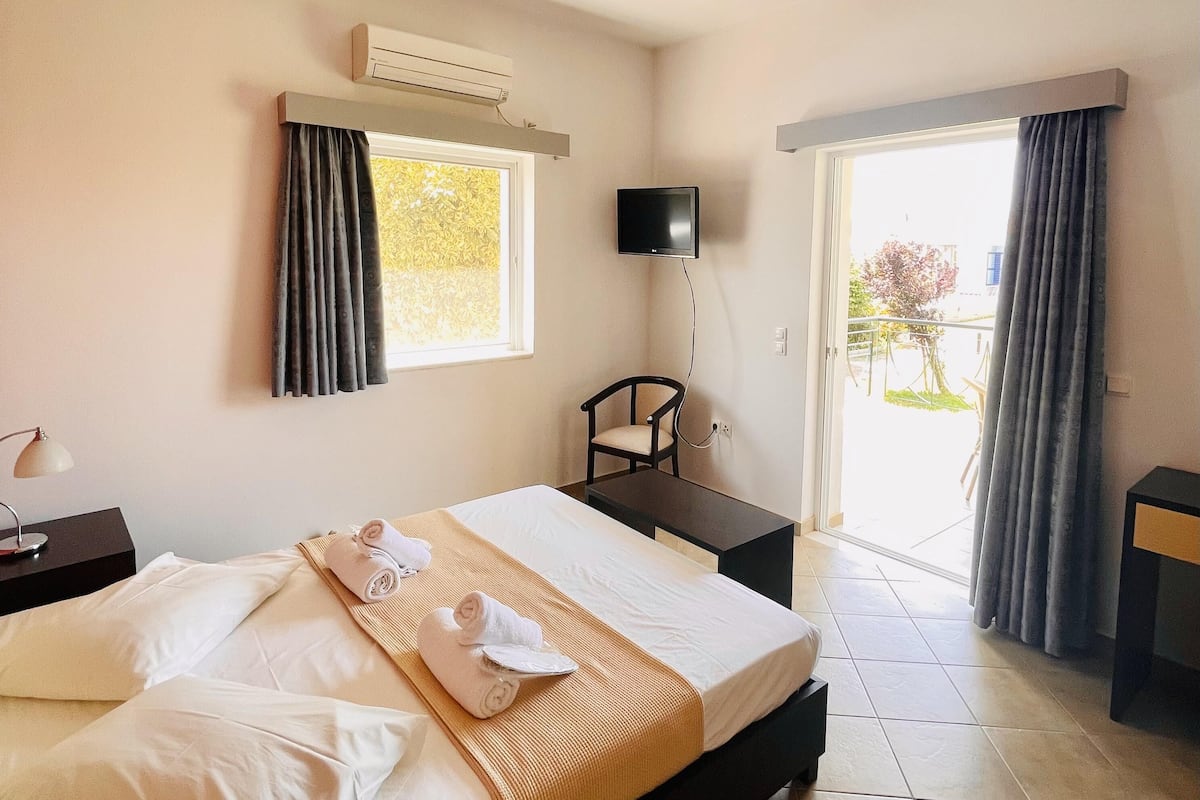 Superior Room, 1 Bedroom, Pool View