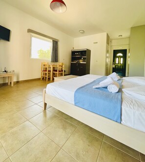 Caja de seguridad en la habitación y espacio para trabajar con laptop 