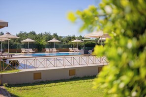 Una piscina al aire libre de temporada (de 11:00 a 20:30), sombrillas