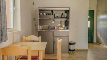 Superior Room, 1 Bedroom, Pool View | Private kitchenette | Mini-fridge, stovetop, cookware/dishes/utensils