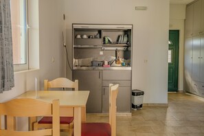 高級客房, 1 間臥室, 泳池景觀 | 私人小型廚房 | 小冰箱、爐台、鍋具/餐盤/廚房用品