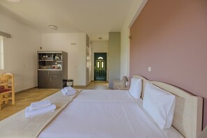 Classic Double or Twin Room | Private kitchenette | Mini-fridge, stovetop, cookware/dishes/utensils