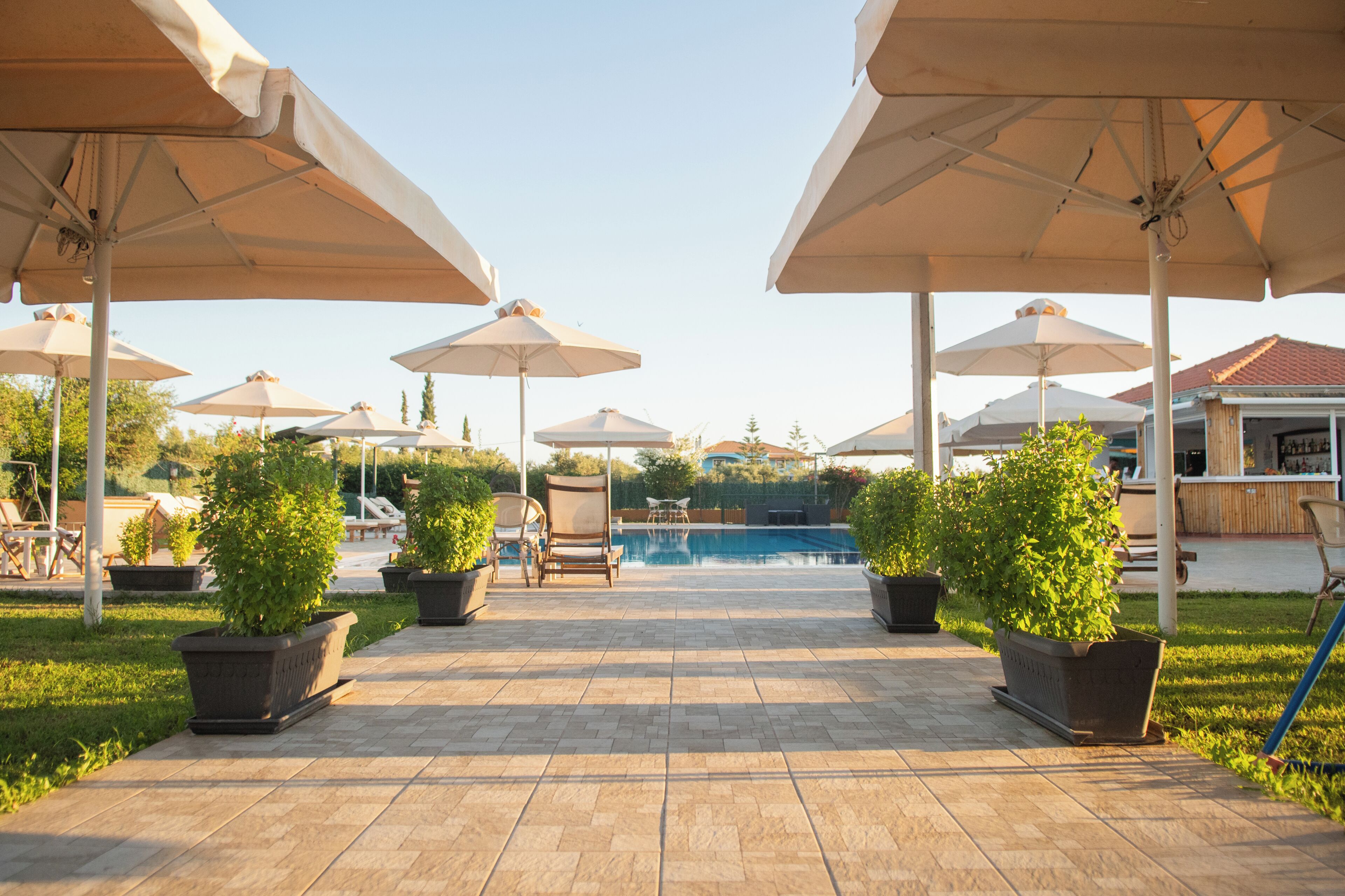 Piscine extérieure (ouverte en saison), parasols de plage