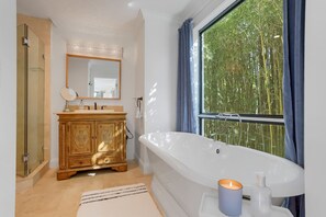 Baignoire, sèche-cheveux, bidet, serviettes fournies