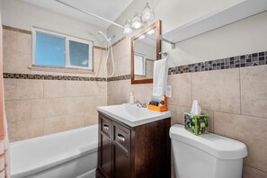 Combined shower/bathtub, hair dryer, towels