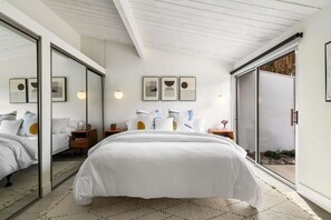 3 chambres, bureau, fer et planche à repasser, lit parapluie