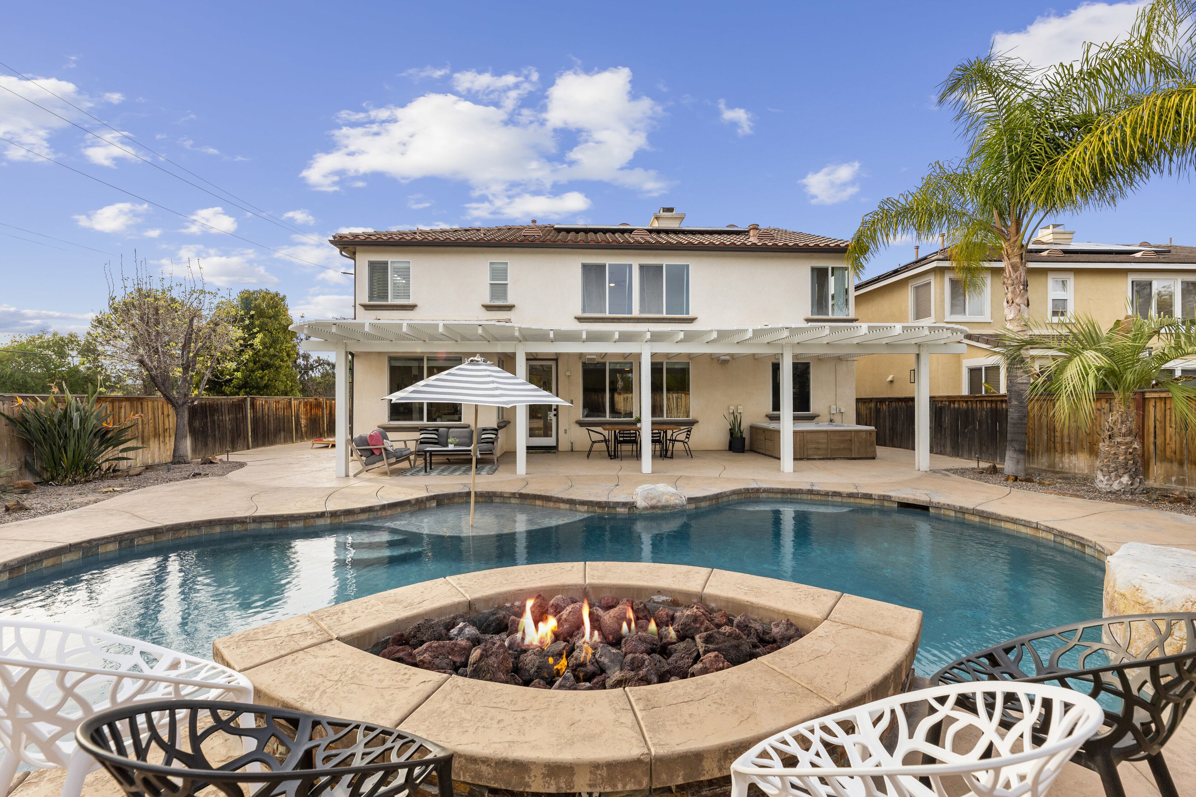 Cozy, fun home full of activities! 6 Min from Wineries ⭐️ Pool & Jacuzzi 🌴!