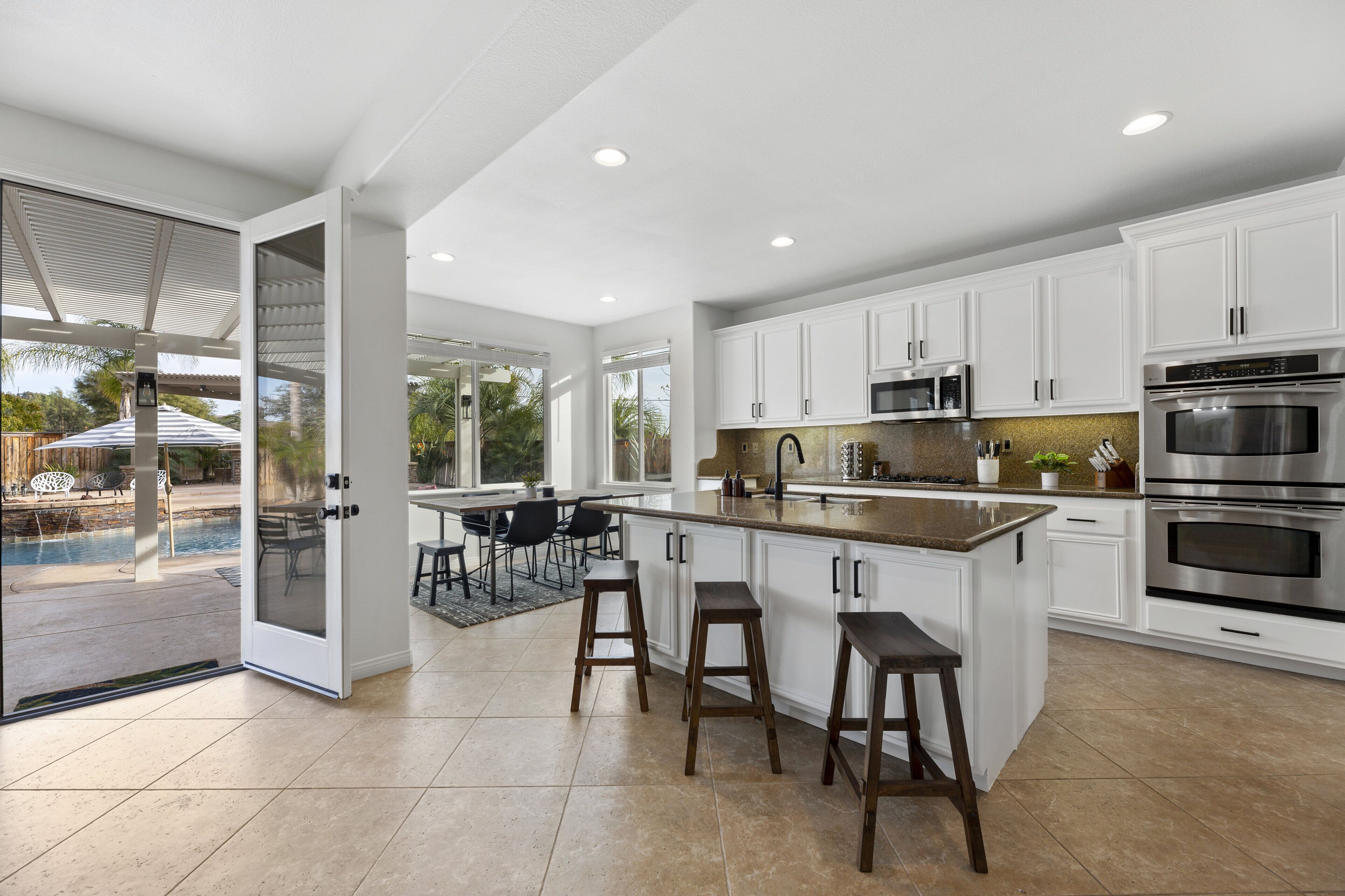 Cozy, fun home full of activities! 6 Min from Wineries ⭐️ Pool & Jacuzzi 🌴!