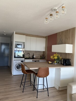 Réfrigérateur, micro-ondes, four, plaque de cuisson