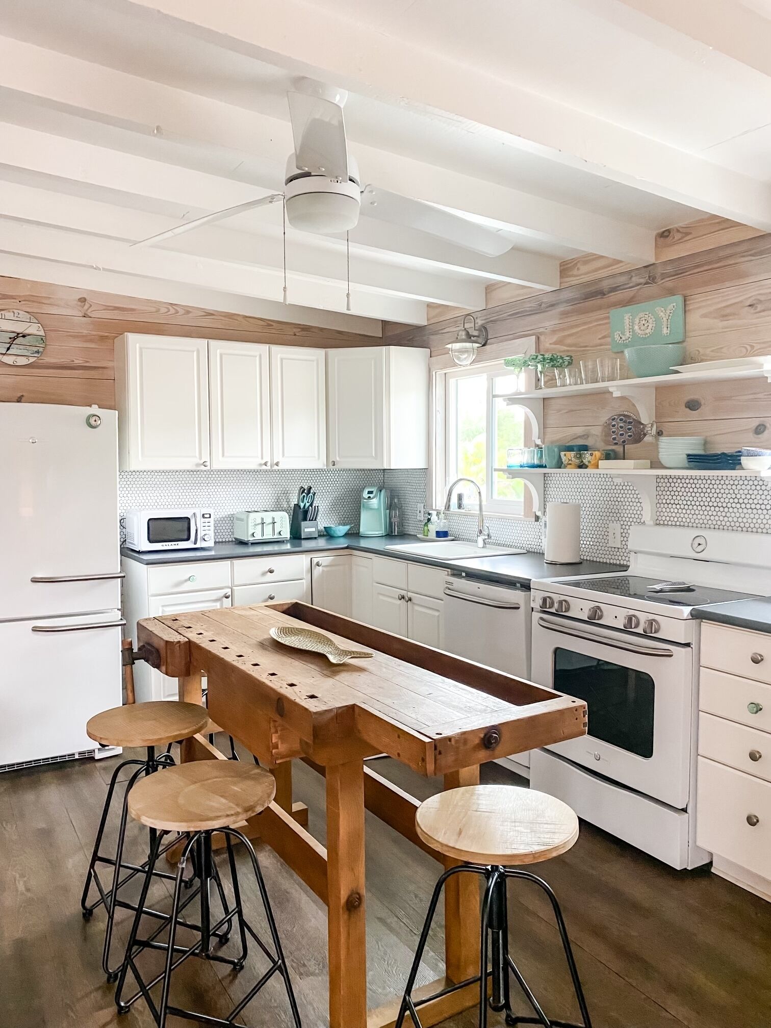 Kylskåp, mikrovågsugn, ugn och spishäll