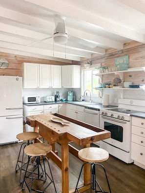 Jääkaappi, mikroaaltouuni, uuni, liesi