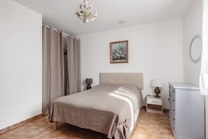 2 Schlafzimmer, Bügeleisen/Bügelbrett