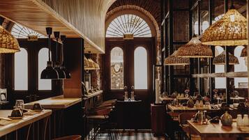 Petit déjeuner et dîner servis sur place