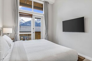 4 bedrooms, iron/ironing board, travel crib, free WiFi