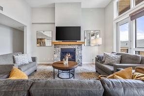 Smart TV, fireplace