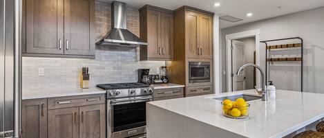 ثلاجة، ميكروويف، فرن، موقد طهي مسطح