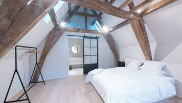 1 habitación, tabla de planchar con plancha, cuna de viaje y wifi