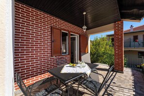 Outdoor dining - Comfortable place for 4 persons close to Paklenica NP (Starigrad)