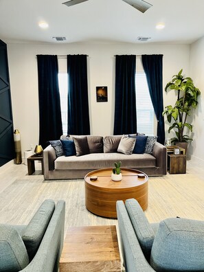 Smart TV, fireplace, video games, table football - Newly Built 4 BD/3.5 BA+HOTTUB (Austin)