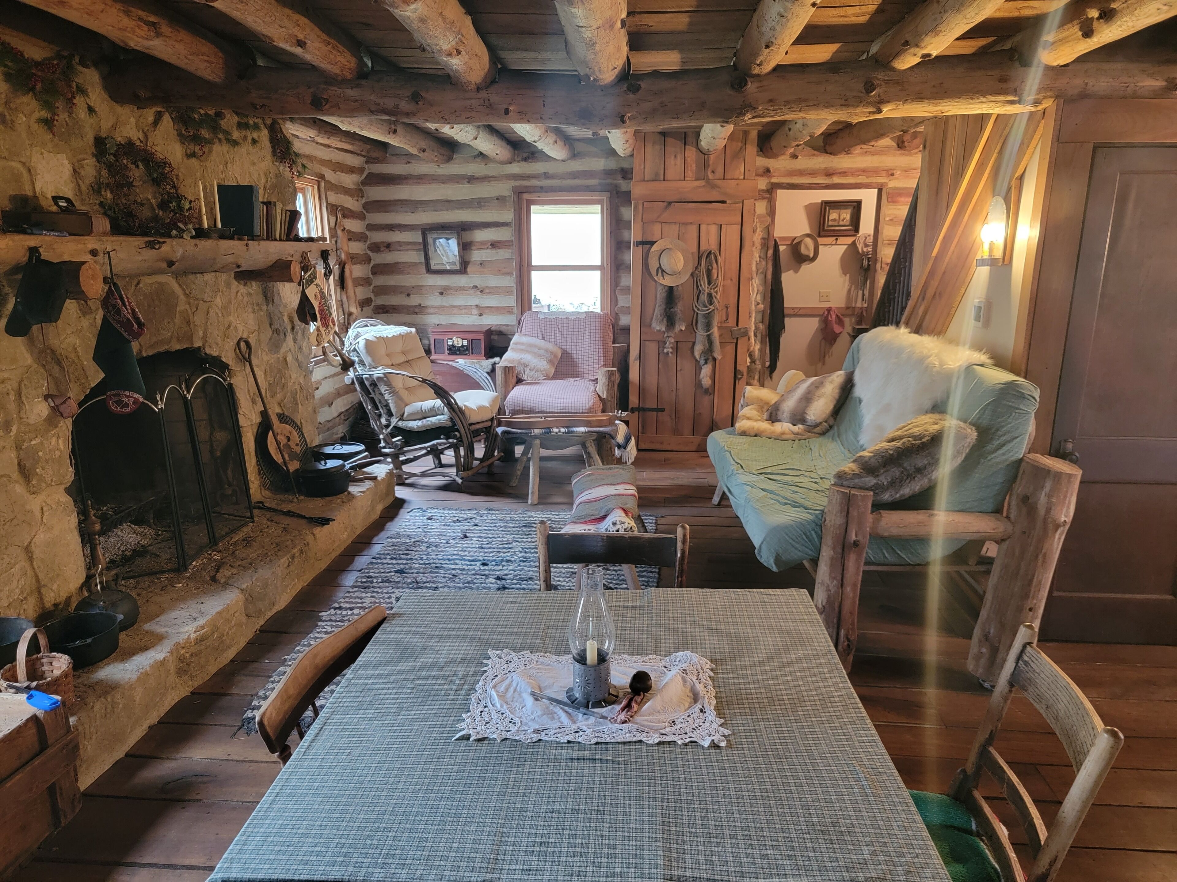 Hand crafted Log Cabin with 1800's décor, hiking trails and privacy!