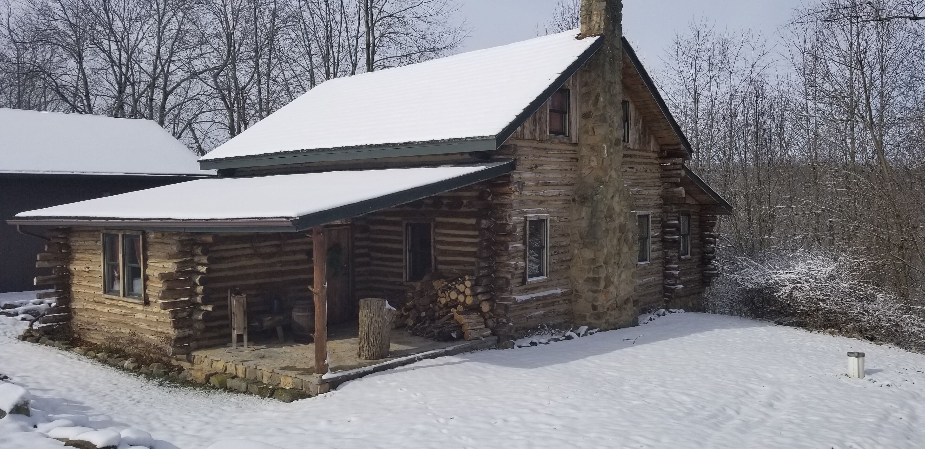 Hand crafted Log Cabin with 1800's décor, hiking trails and privacy!