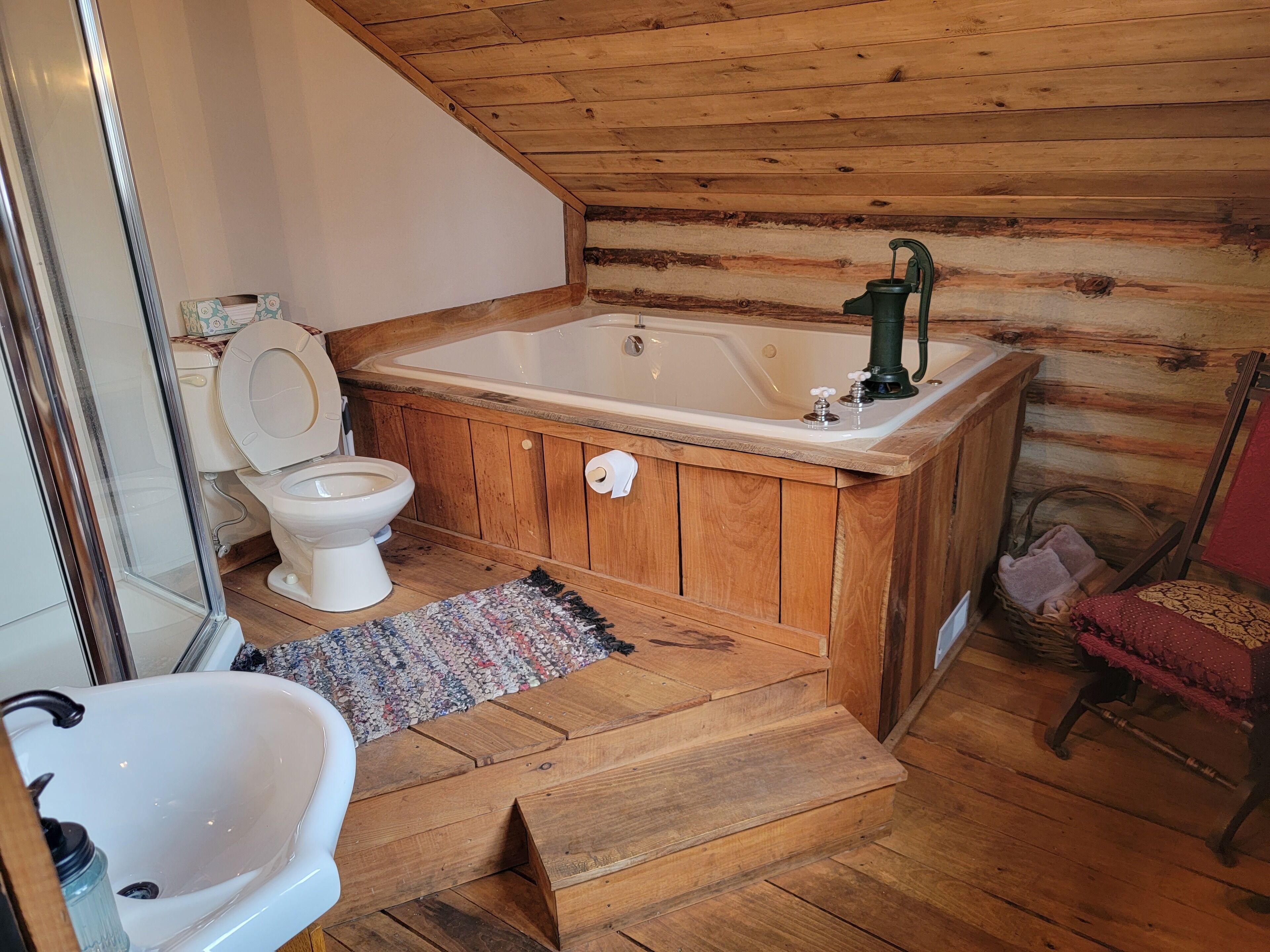Hand crafted Log Cabin with 1800's décor, hiking trails and privacy!